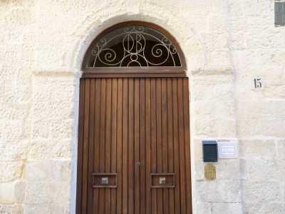 ...cos� decidiamo di bussare al portone del palazzo, posto in vico del Theutra 15